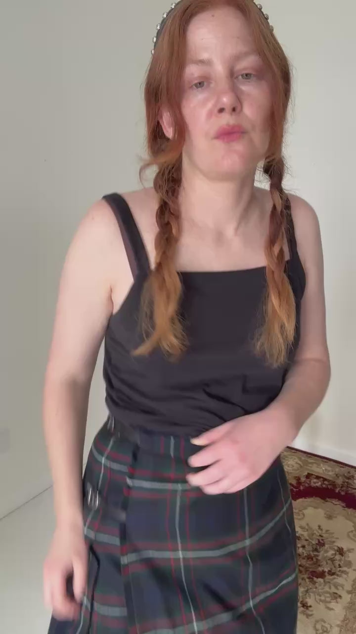 woman wear a vintage plaid skirt
